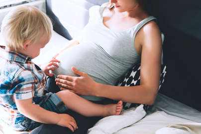 Abba kell hagyni a szoptatást, ha a kismama újra várandós lesz? 6 dolog, amire érdemes figyelni