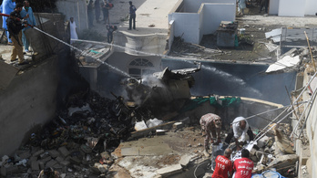 Házak közé zuhant egy pakisztáni repülőgép 107 emberrel a fedélzetén