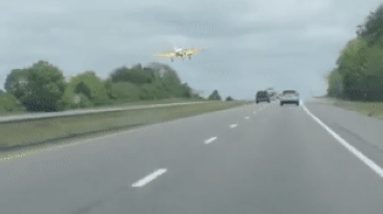 Repülő landolt egy amerikai autópályán az autók között