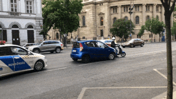 Egy robogós futár állította meg a rendőrök elől menekülő autóst a Bajcsy-Zsilinszky úton