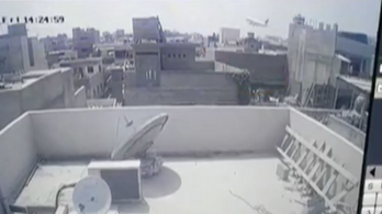 Videón, ahogy a házak közé csapódik a pakisztáni repülőgép