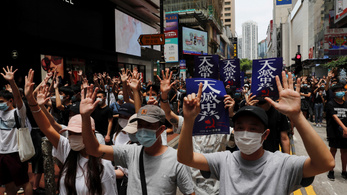 Százak tiltakoztak Hongkong függetlenségének felszámolása ellen
