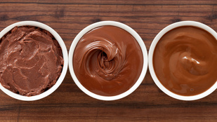 Gyors csokipuding 4 hozzávalóból – egy extra kókuszos-kurkumás réteggel még finomabb
