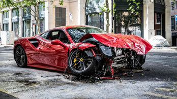 Csúnyán összetörtek egy bérelt Ferrarit Londonban