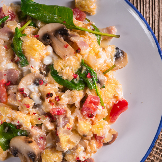 Kiadós reggeli vagy vacsora a tojásrántotta gombával és spenóttal – A pikáns serpenyős melegen a legfinomabb