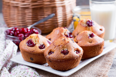 30 perces cseresznyés muffin joghurtos tésztából: bögrével is kimérheted a hozzávalókat