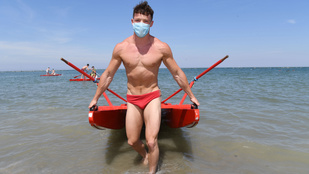 Az olasz vízimentő srácok maszkban és fecskében készülnek a strandszezonra