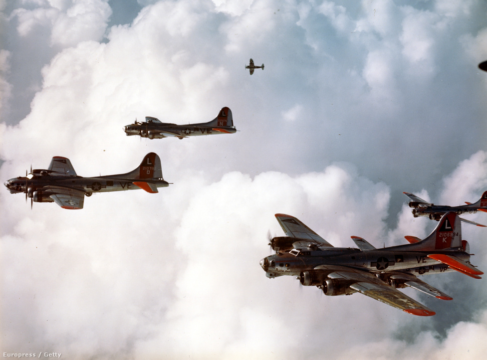  B-17 és P-47 Thunderboltok társaságában anglia felett 1941-ben.  A gépből több mint 12000 darabot gyártottak.