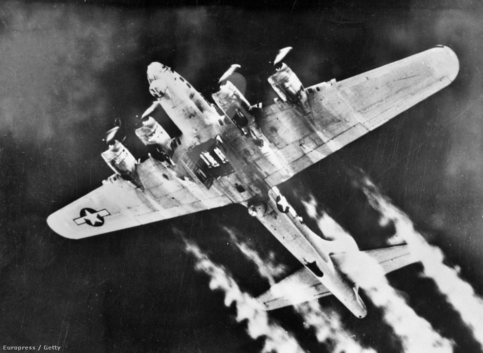 A B-29 nagy elődje a B–17 Flying Fortress, azaz repülő erőd. A bombázót 1934-ben fejlesztette a Boeing az Amerikai Légierőnek. Az angolok és az amerikaiak is hadrendbe állították a háború alatt.