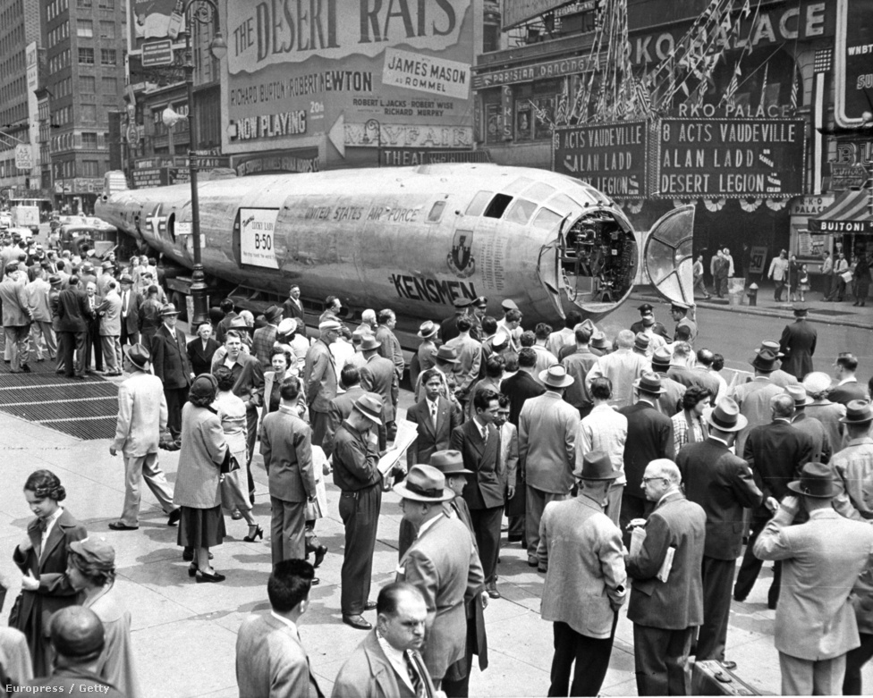 A New York-i Duffy tér közönsége szemléli a B-50-es Lucky Lady II. törzsét. Az első gép volt, ami 1953-ban megállás nélkül repülte körbe a földet. A  94 órás repülés alatt négyszer töltötték újra a levegőben.
