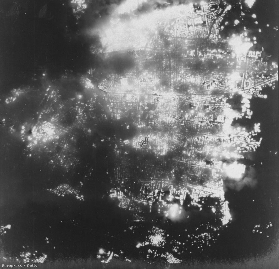 Éjszakai bombázás ismeretlen helyen 1945-ben.