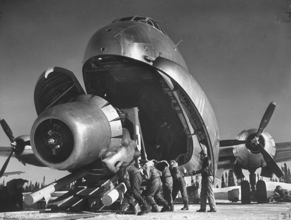 B-50-es hajtóművét rakodják ki 1951-ben egy C-124 teherszállító gyomrából.
