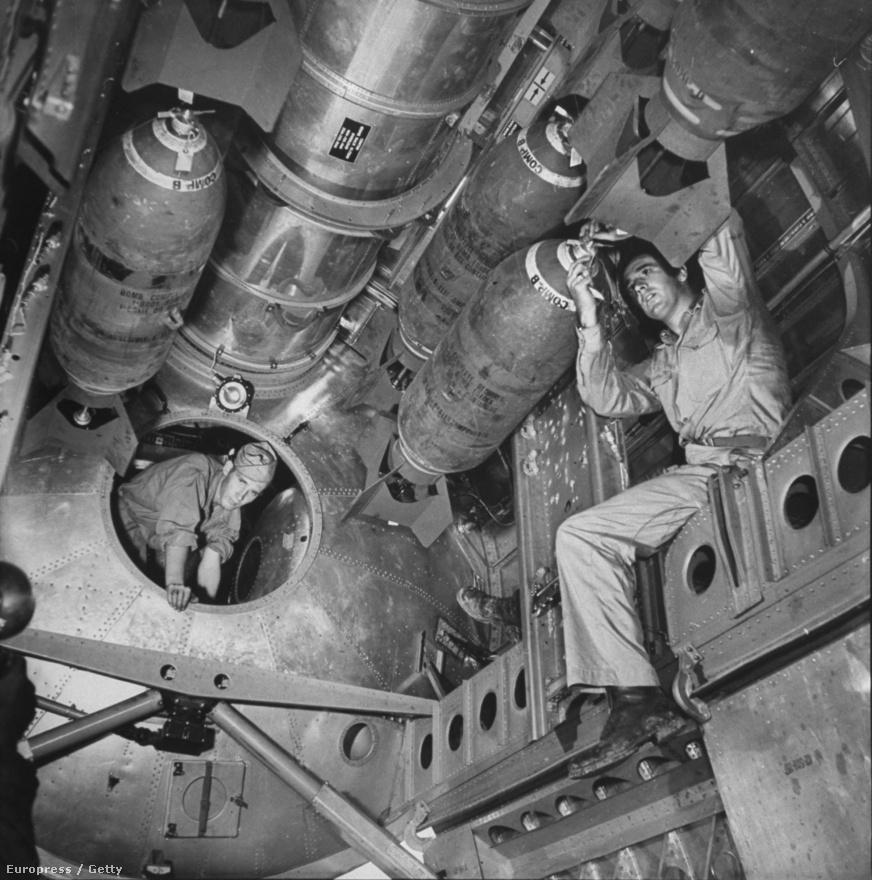 Technikus élesíti az 500 fontos (225 kilogramm) rombolóbombákat 1944 júliusában. A 30 méter hosszú gép 9000 kilogrammnyi bombát tudott a cél fölé repíteni.