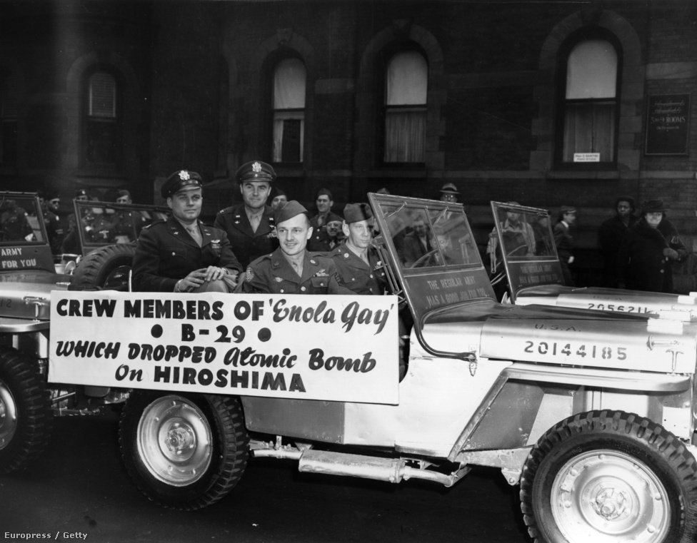Az Enola Gay személyzetének tagjai parádéznak New Yorkban. Robert  A. Lewis másodpilóta,  Paul W. Tibbets Jr. parancsnok és pilóta, George Caron géppuskás és Wyatt Duzenbury fedélzeti mérnök ül a dzsipben.