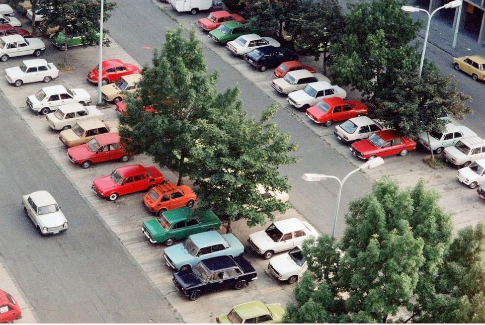 Budapest, 1990. A Miklós téri parkoló az Óbudai lakótelepen, a III. kerületi pártház
                        tőszomszédságaban
