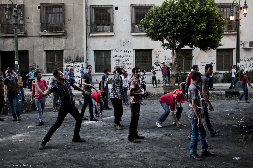 Egyiptomban egész héten folytatódtak az utcai megmozdulások. Karióban közel ezer fős tömeg vonult utcára tiltakozásul a Mohamed prófétát gyalázó film ellen. Az egyiptomi kormány országszerte útzárakkal próbálta megakadályozni, hogy újabb tüntetők jussanak a fővárosba és a nagykövetség közelébe. Egyiptomi beduinok megtámadták az el-Gora tábort, ahol a magyar békefenntartók laknak.