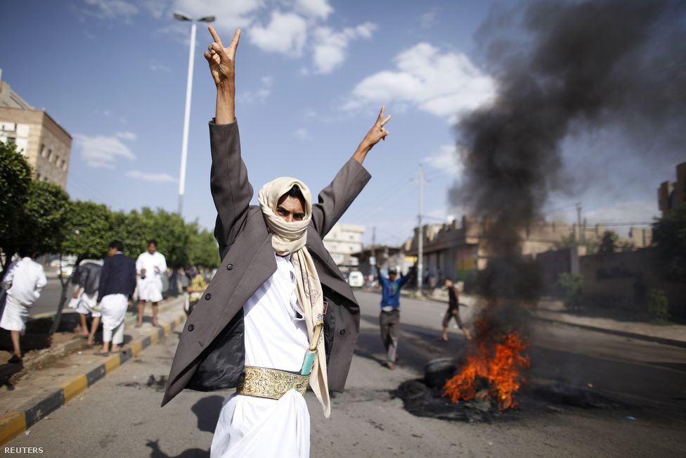 A jemeni fővárosban diákok százai tüntettek a Szanaai Egyetemnél, követelve az amerikai nagykövet kiutasítását és az amerikai termékek bojkottját. Világszerte már tizennyolcan haltak meg a Mohamed-film miatt kirobbant tüntetésekben.