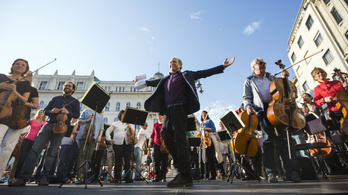 Budapesti társasházak udvarán, ingyen fog koncertezni a Fesztiválzenekar