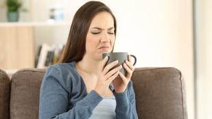 Miért van fura íze a mikróban melegített kávénak?