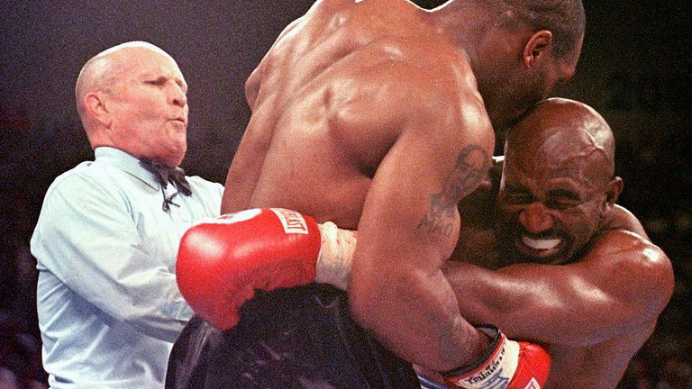 Tyson kétszer is harapott a boksz legnagyobb botránymeccsén