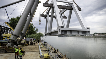 Hajóra emelték a Déli Körvasút Duna-hídjának első hídelemét