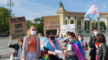 Semjén, ne turkálj a nadrágunkban – a transznemű törvény ellen tüntettek