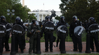 Állig felfegyverzett rohamrendőrök védik a Fehér Házat, zavargások egy sor amerikai városban