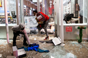 Rongálások és lopások is kísérik a tüntetéseket. A képen egy Manhattanben található üzlet látható