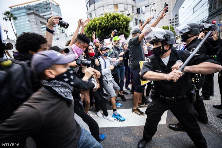 Tüntetők és rendőrök Los Angelesben 2020. május 29-én.