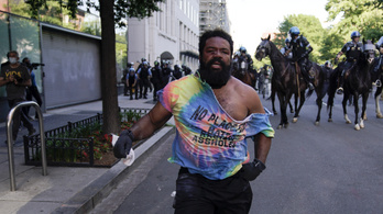 Könnygázzal és lovas rendőrökkel mentek a tüntetőknek