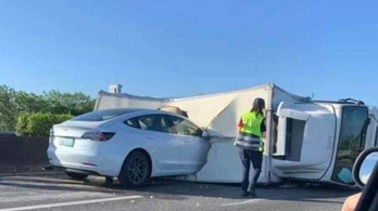 Fekvő teherautóba rohant egy Tesla önvezető módban