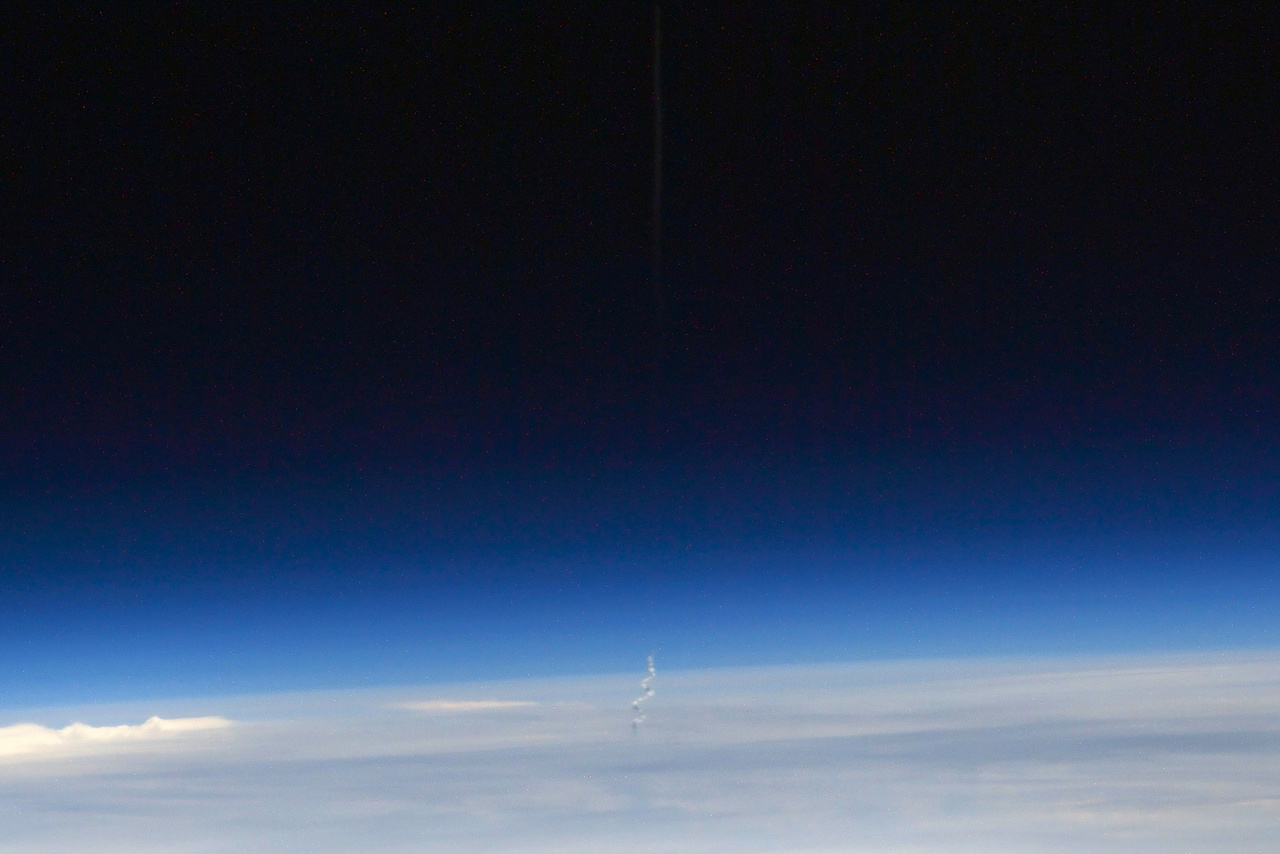 Ivan Vagner kozmonauta fotója a Falcon-9 rakéta nyomáról a légkör legfölsőbbb, egyre ritkább rétegeiben.