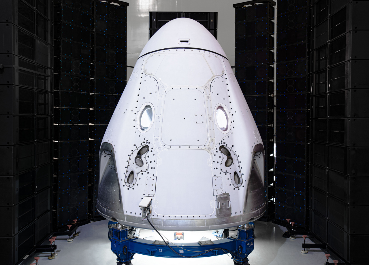 2020. február 15. Az első emberes űrrepülésre készül a Crew Dragon űrhajó. A szerkezetet többek között kíméletlen akusztikai tesztek sorozatának is alávetették, amivel a rakétastart során föllépő, emberi fülnek elviselhetetlen hanghatásoknak való ellenálló-képességét vizsgálták.