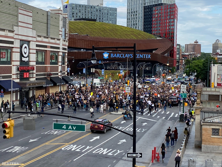 Tüntetők Brooklynban 2020. június 2-án
