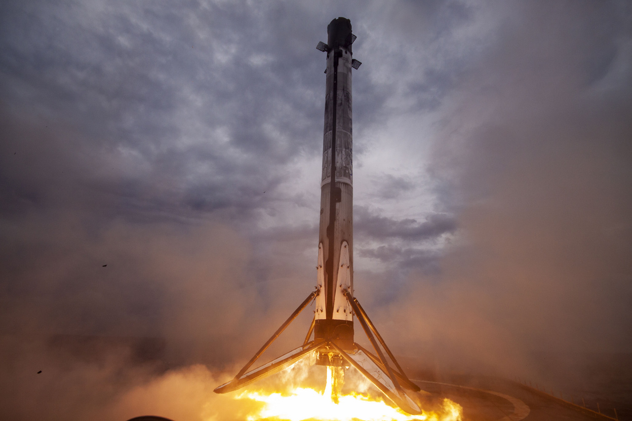 A Falcon-9 rakéta első fokozata – ahogy már azt a SpaceX-től megszokhattuk – rutinszerűen visszatért a cég drónhajójára, az Atlanti-óceánon várakozó Of Course I Still Love You-ra.