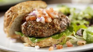 Legyen a hamburgered még izgalmasabb: hamburgerpogácsa fokhagymával és aszalt paradicsommal