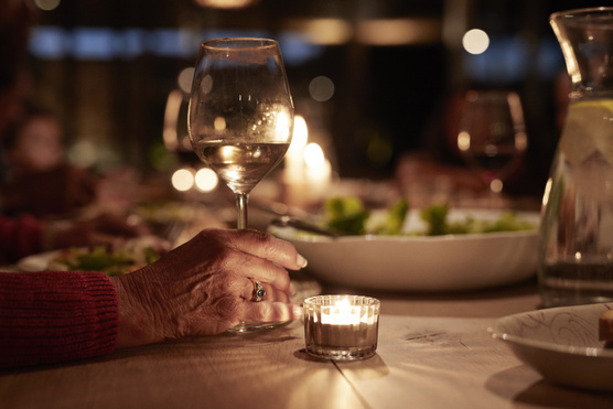 Egy 99 éves néni öt pohár bor után elmondja, mi a fontos az életben