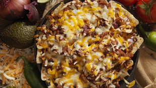Mexikói hangulatban: nachos sok olvadt cheddarral és darált húsos raguval