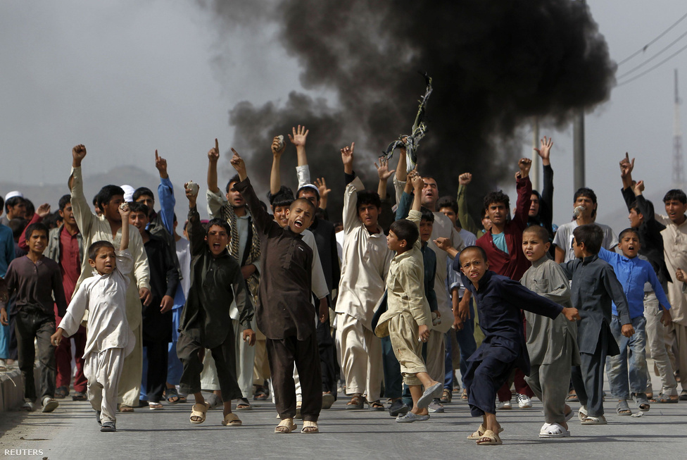 Vasárnap után hétfőn is több ezren tüntettek Kabulban. A tüntetők felgyújtottak több rendőrautót egy olyan fő közlekedési úton, amelyen a NATO és az Egyesült Államok több létesítménye is található. Ez volt az első erőszakos tüntetős Kabulban a film miatt.