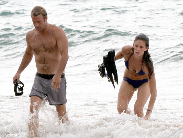 Scott Caan bikinis csajokkal forgat Mauiban a strandon