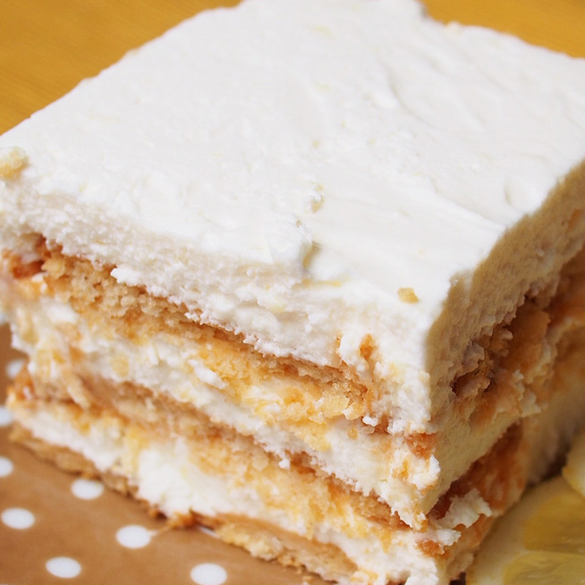 Hideg, sütés nélküli citromos sütemény: a kekszre selymes, tejszínes krém kerül