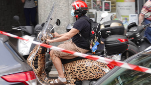 Stefano Gabbana leopárdmintás robogón közlekedik, de zokniszandálban