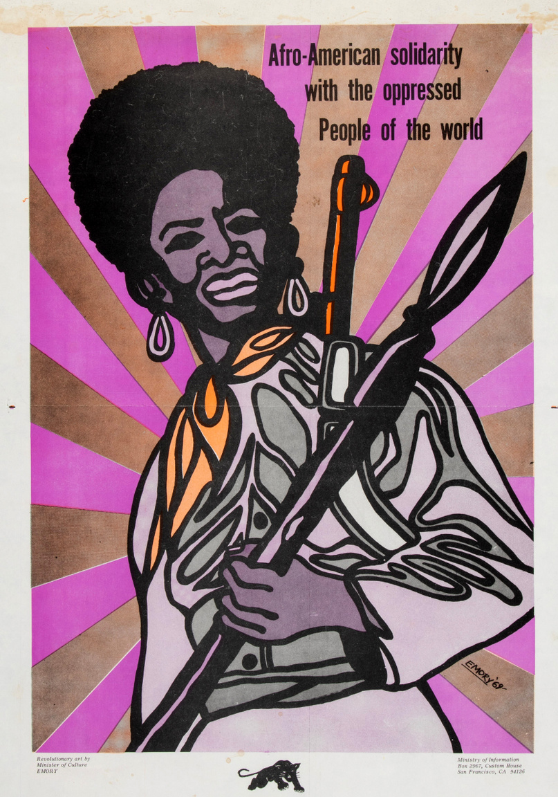 Emory Douglas egyik leghíresebb plakátja. A szlogen: "Afroamerikai szolidaritás a világ elnyomott népeivel", az 1969-es alkotás a korszak pszichedelikus popkulturális jegyeit mutatja, a fő alak, egy vállra vetett puskával a szemlélő fölé magasodó, lándzsát szegező  harcos nő, mintha rokona lenne az ebben az időszakban debütáló Fekete Párduc Marvel-képregények ádáz wakandai amazonjainak.