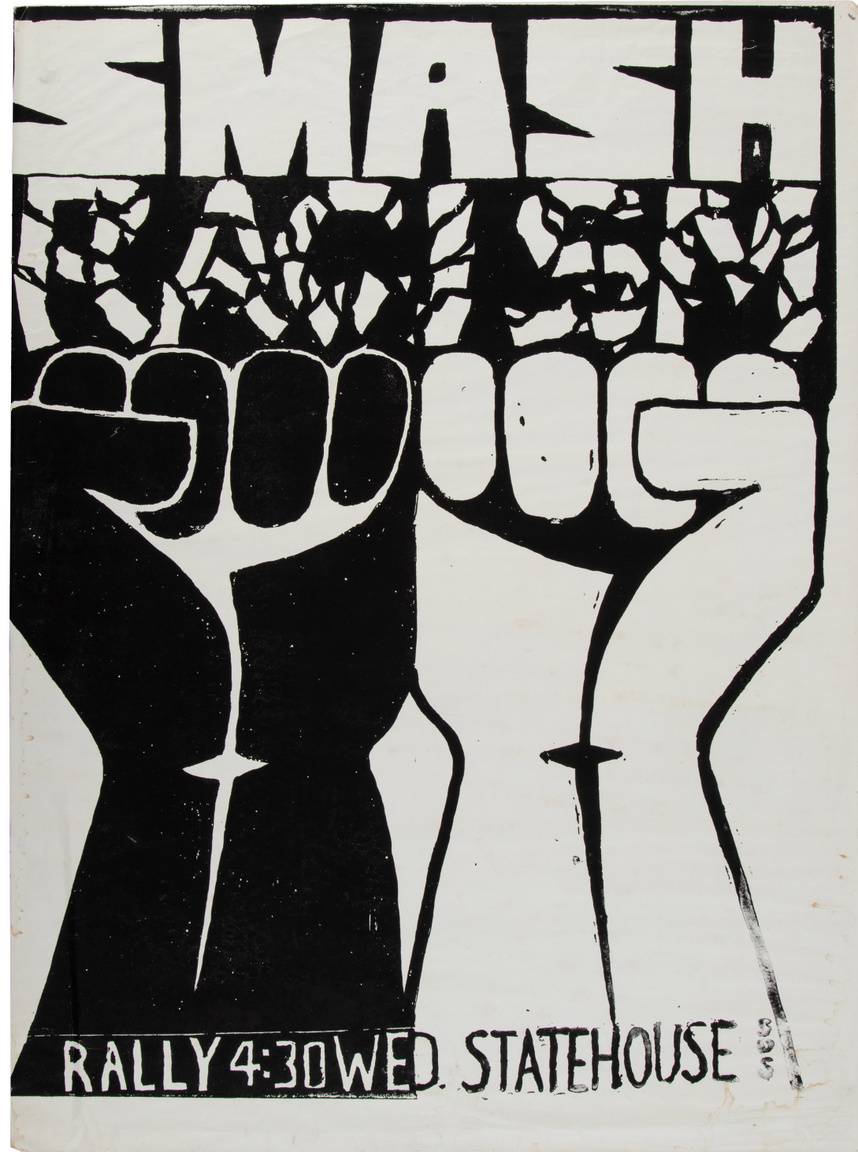 "Zúzd össze a rasszizmust" – 1970-ben, egy bostoni diáktüntetés alkalmából készült plakát. Ebben az évben egymást érték a demonstrációk, az egyetemi sztrájkok, a különféle egyetemi szerveződések mind saját tervezésű plakáttal készültek a tiltakozó megmozdulásokra. Az ehhez hasonló, táblákra kerülő szitanyomásos poszterek az eseményekben aktívan részt vállaló bostoni szépművészeti múzeumban készültek, alacsony példányszámban. 