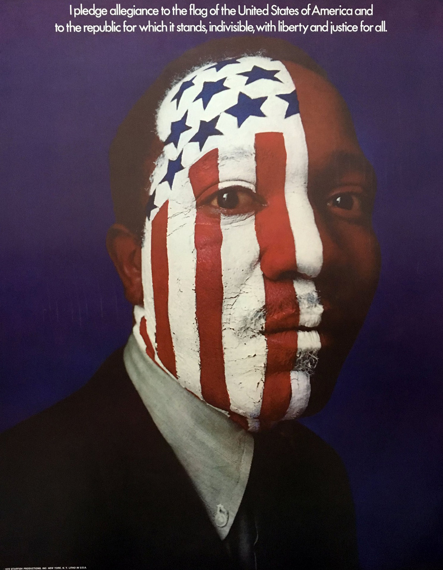 "Hűséget fogadok az Amerikai Egyesült Államok zászlajának és a köztársaságnak, mindannak amiért kiáll, egyöntetűen, szabadságot és igazságosságot szolgáltatva mindannyiónknak" – 1970-es években készült politikai plakát.