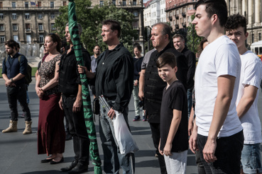 A fotó középpontjában a terrorcselekmény és más bűncselekmények miatt eljárás alatt álló Budaházy György.