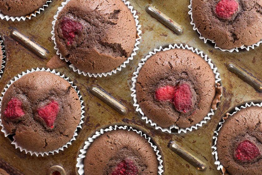 30 perces csokis, málnás muffin kevés munkával: ez lesz a nyár kedvence