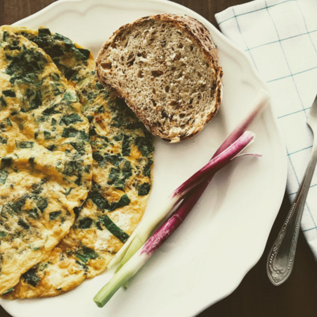Reggeli tojáslepény aromás zöldfűszerekkel - Mehet bele bármi, ami szezonális