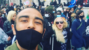 Madonna mankóval ment el tüntetni