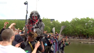 Bristolban a tüntetők ledöntötték és a folyóba dobták egy rabszolgatartó szobrát